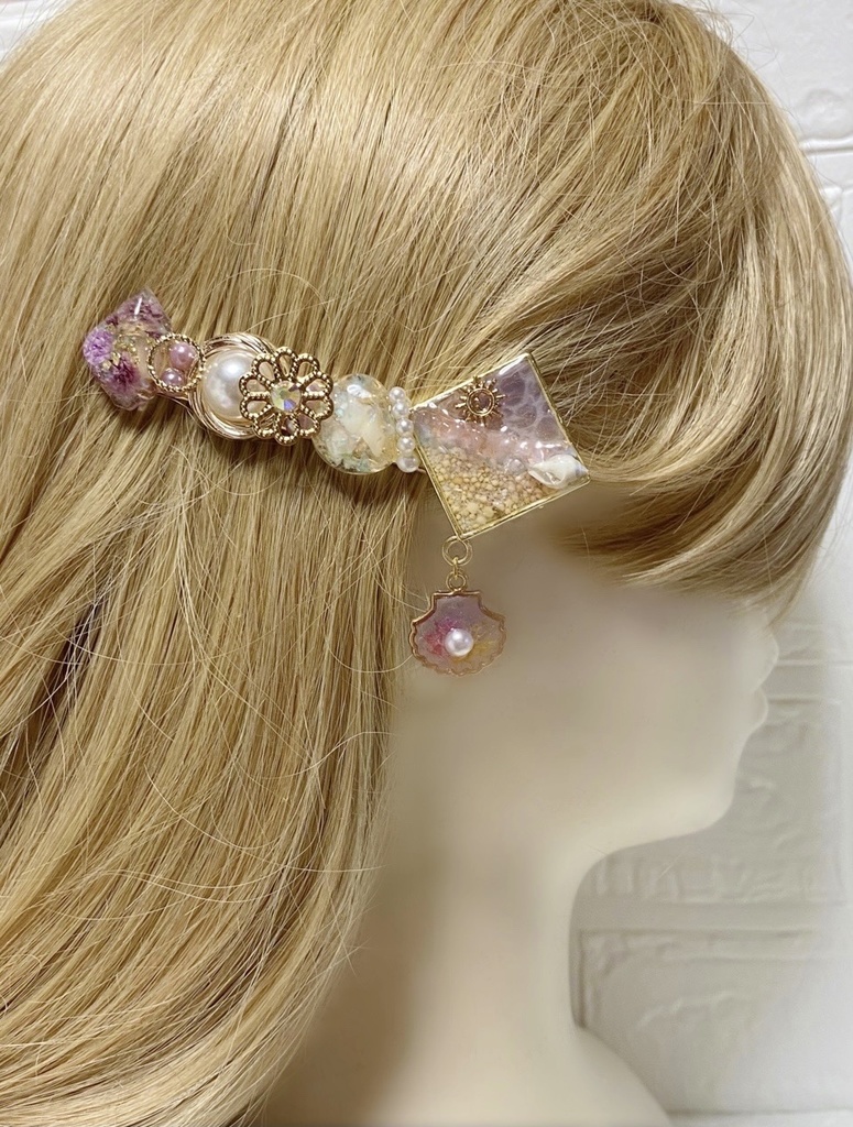 優しいカラーの海のレジンヘアクリップ