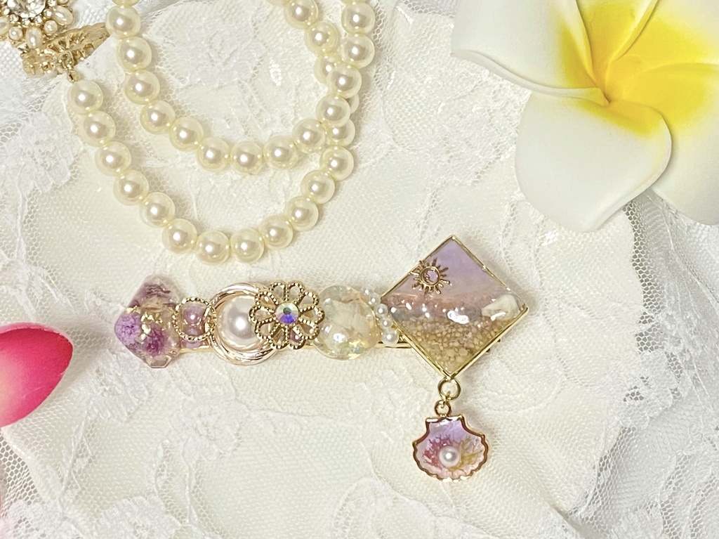 優しいカラーの海のレジンヘアクリップ