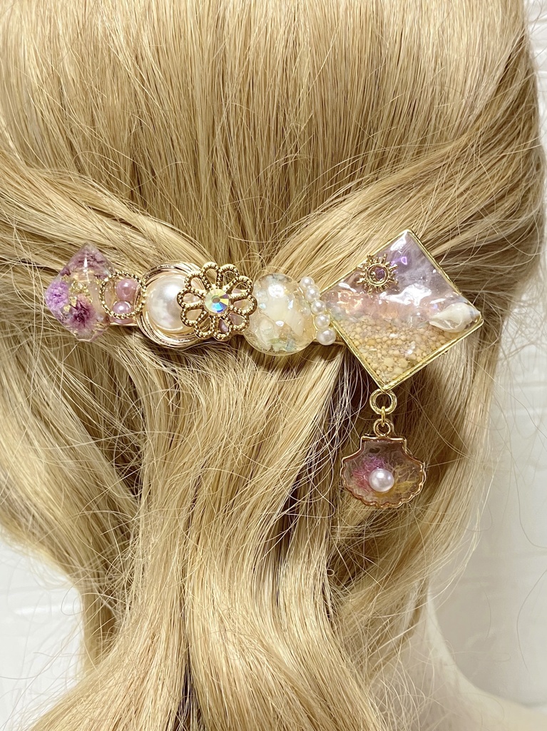 優しいカラーの海のレジンヘアクリップ