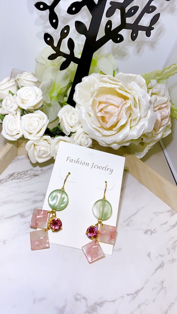 甘露寺蜜璃モチーフピアス