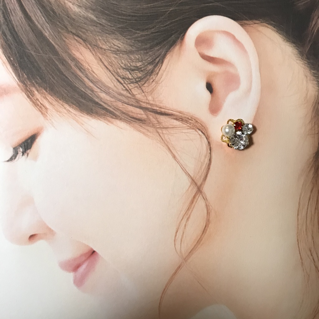 送料込み☆赤のビジューピアス