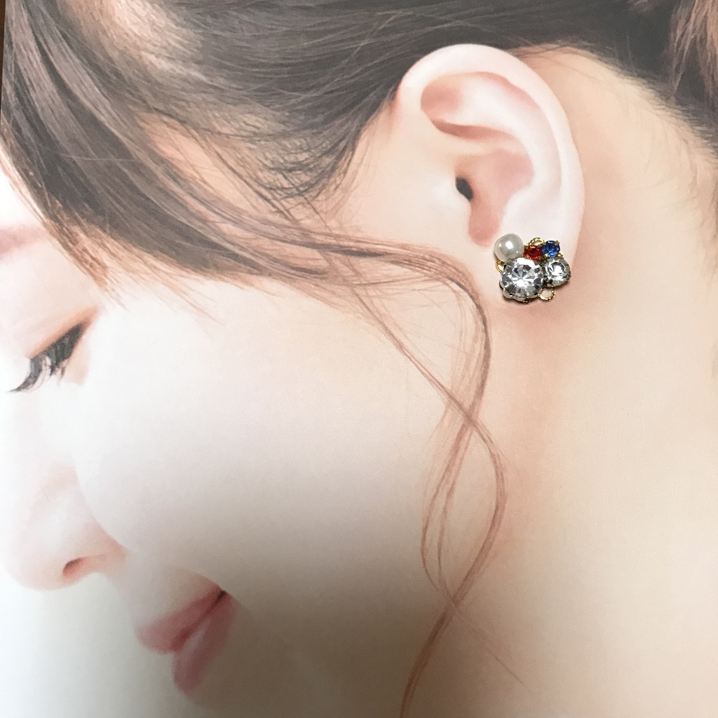 送料無料⭐︎赤と青のビジューピアス