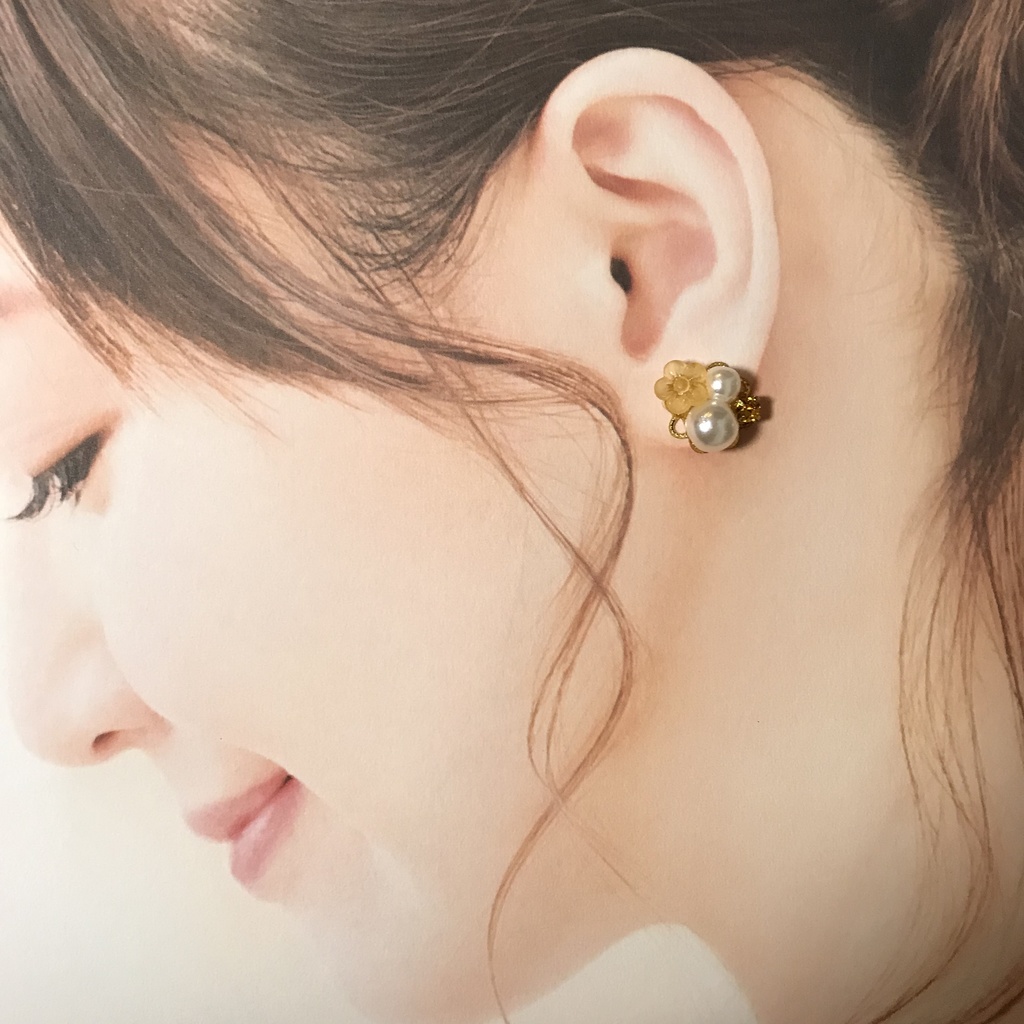 送料無料⭐︎オレンジのお花のビジューピアス