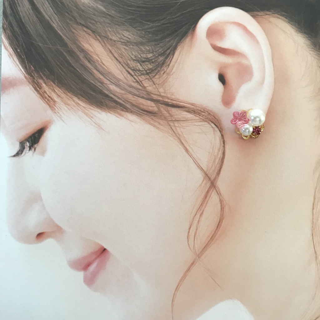 送料無料⭐︎ピンクのお花のビジューピアス