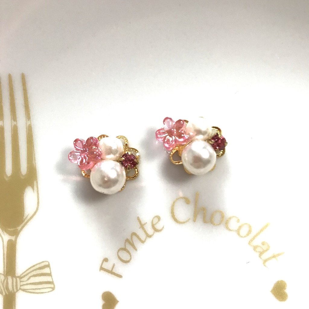 送料無料⭐︎ピンクのお花のビジューピアス
