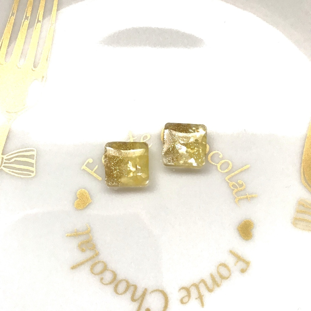 送料無料⭐︎黄色のシェルとゴールドラメのぷっくりスクエアピアス