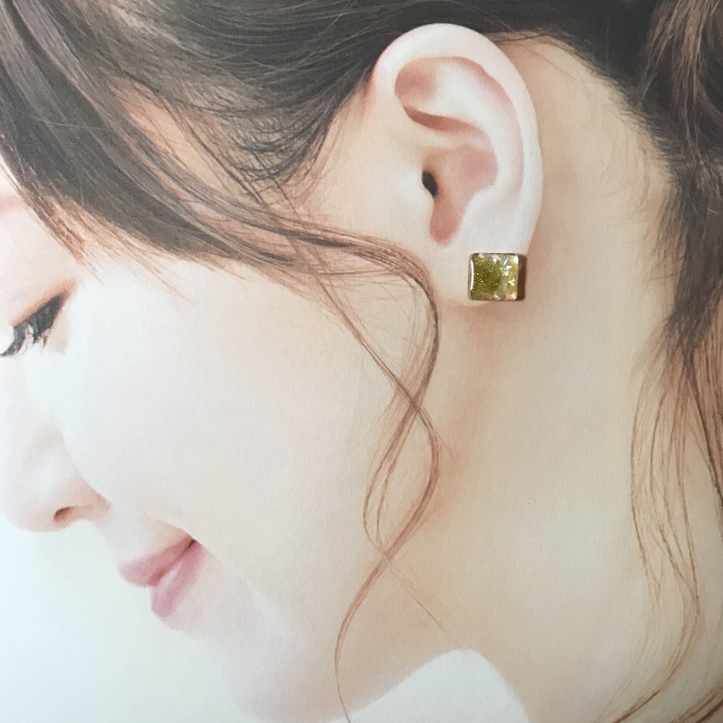 送料無料⭐︎黄色のシェルとゴールドラメのぷっくりスクエアピアス