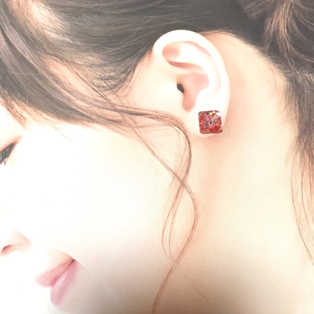 送料無料⭐︎赤いラメのぷっくりスクエアピアス