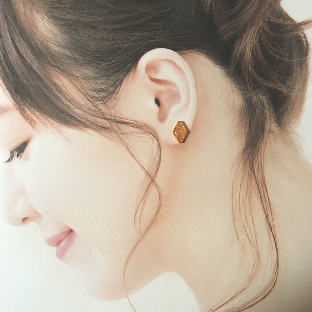 送料無料⭐︎オレンジシェルのひし形ピアス