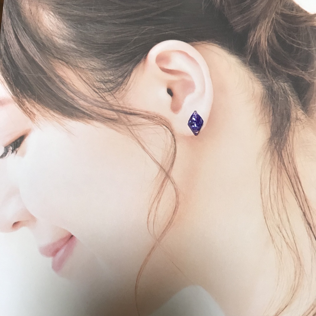 送料無料⭐︎青いシェルのぷっくりひし形ピアス