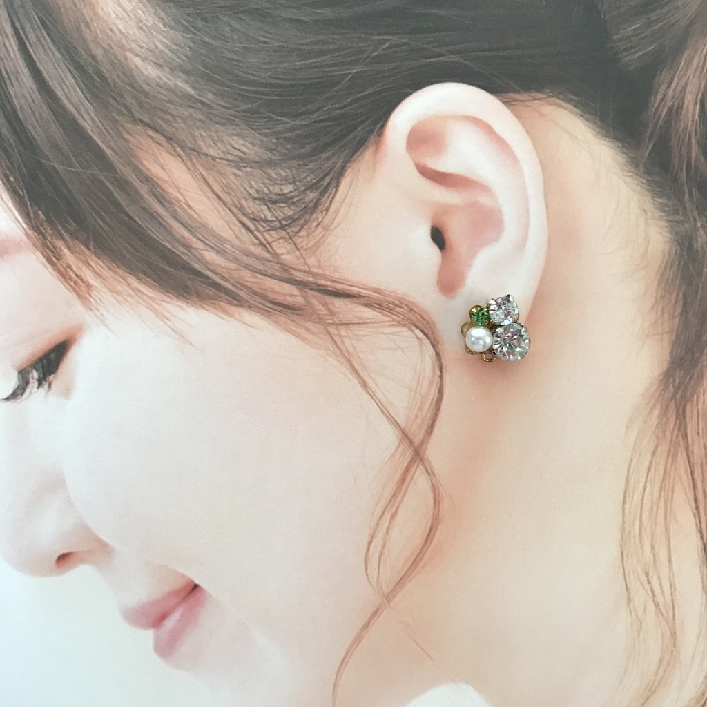 送料無料⭐︎緑のビジューピアス