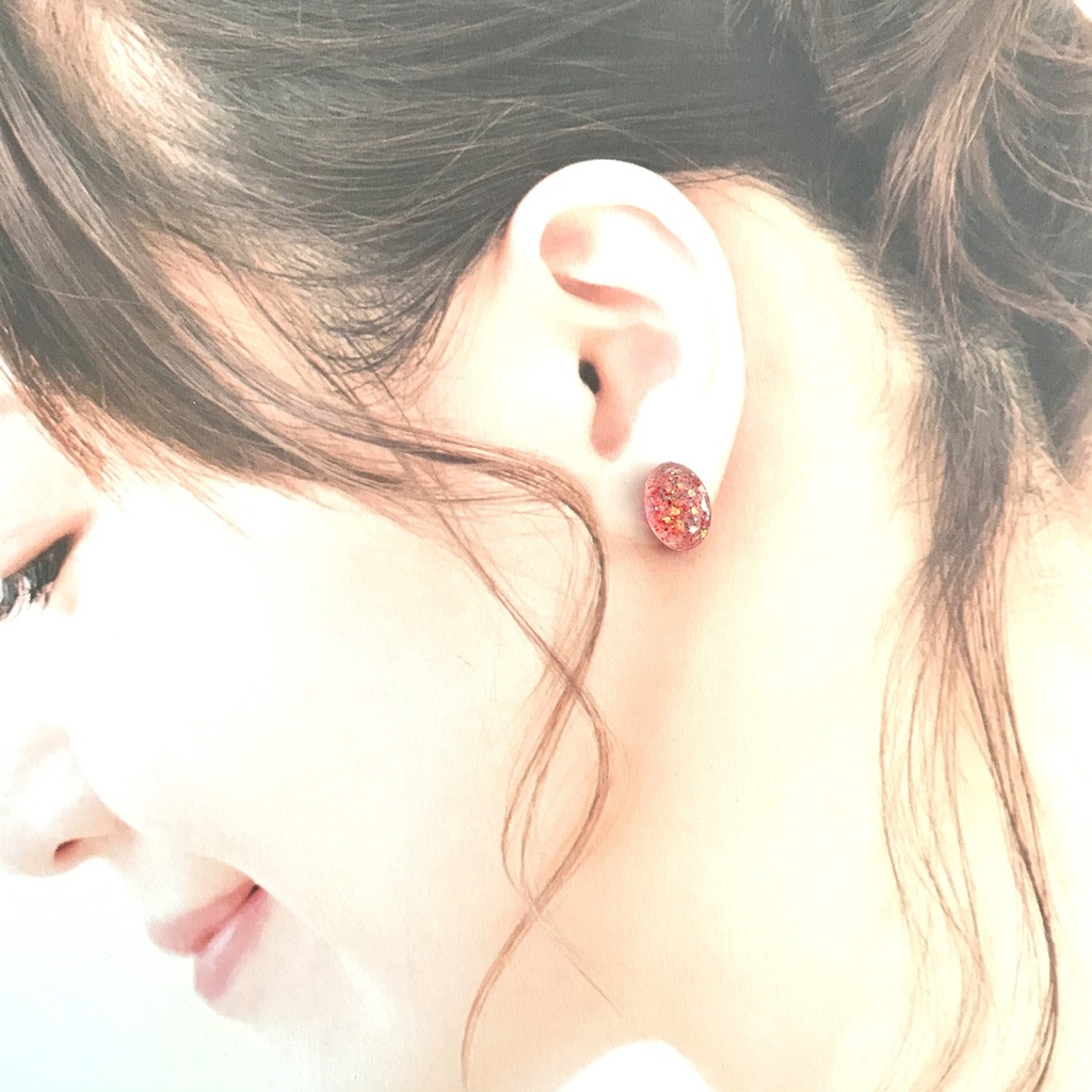 送料込み⭐︎赤いラメのぷっくりオーバルピアス
