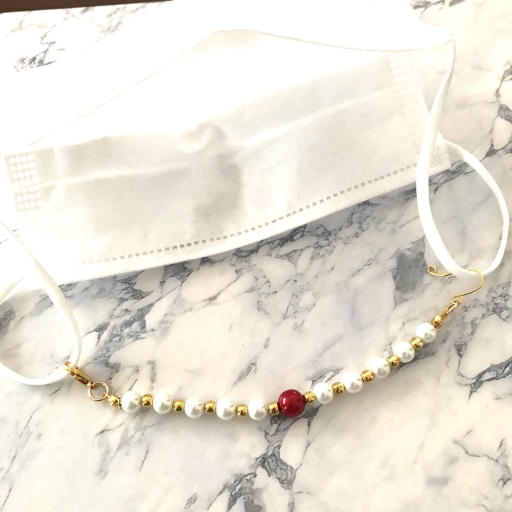 送料込み⭐︎赤と白のパールのマスク留め