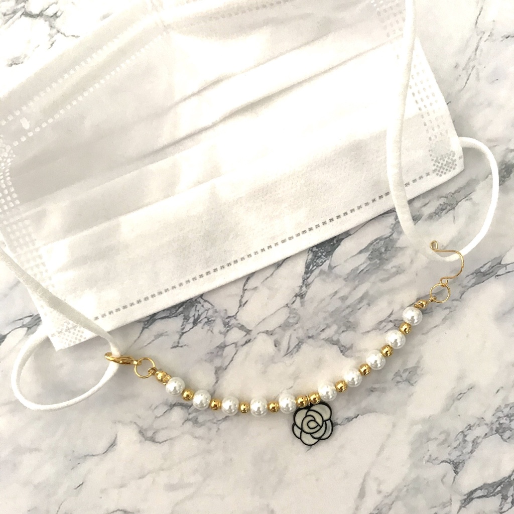 パールと金色ビーズとカメリアチャームのマスク留め