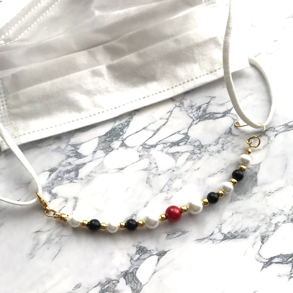 送料込み⭐︎赤と白と黒のビーズのマスク留め