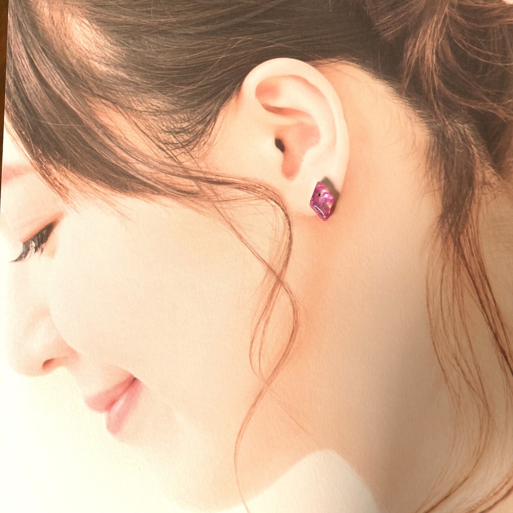 送料込み☆紫シェルのぷっくりダイヤ型ピアス