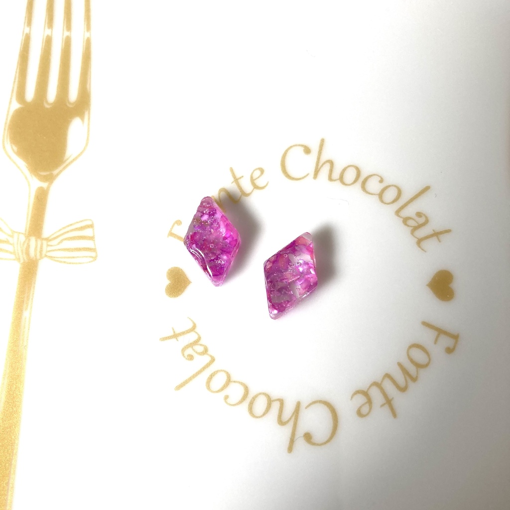 送料込み☆紫シェルのぷっくりダイヤ型ピアス