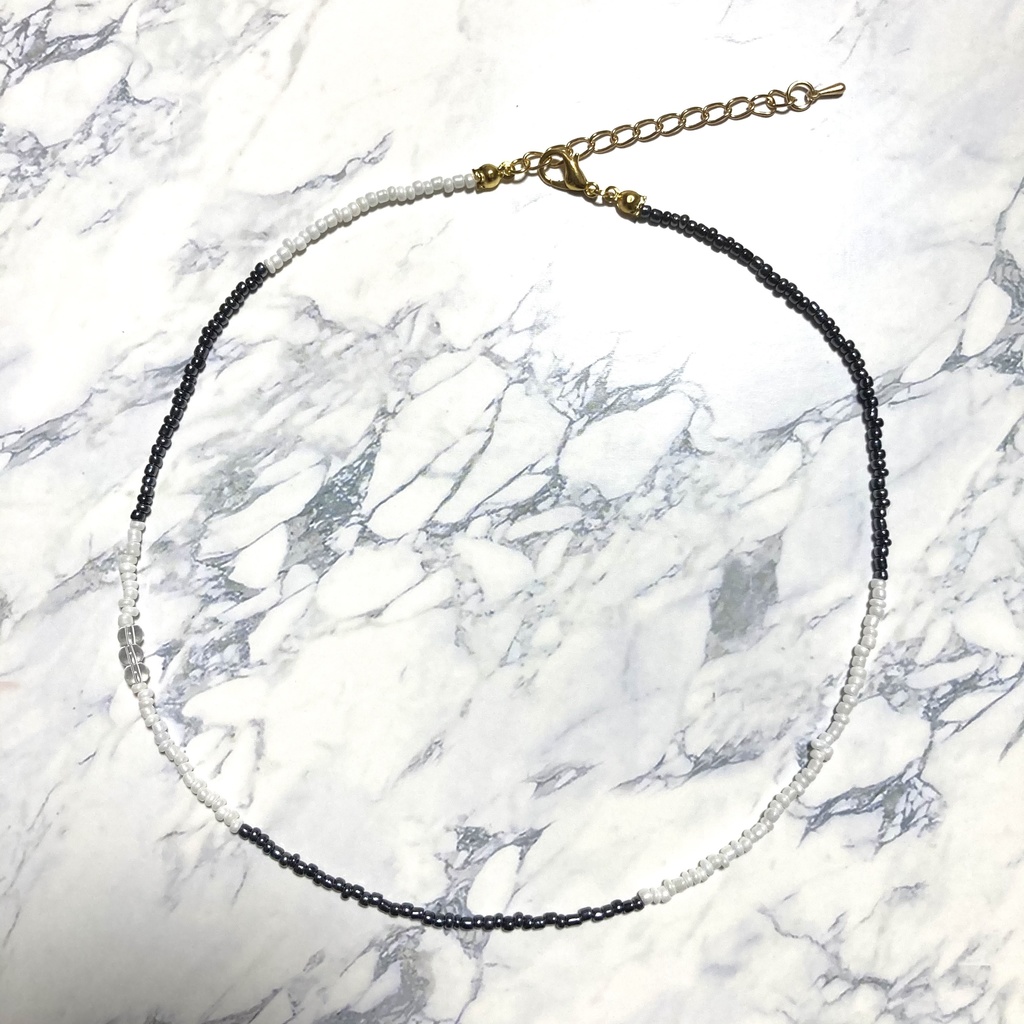白とメタリックグレーのビーズネックレス