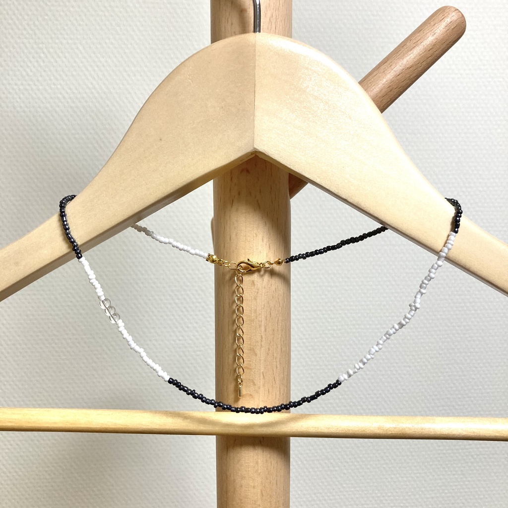 白とメタリックグレーのビーズネックレス