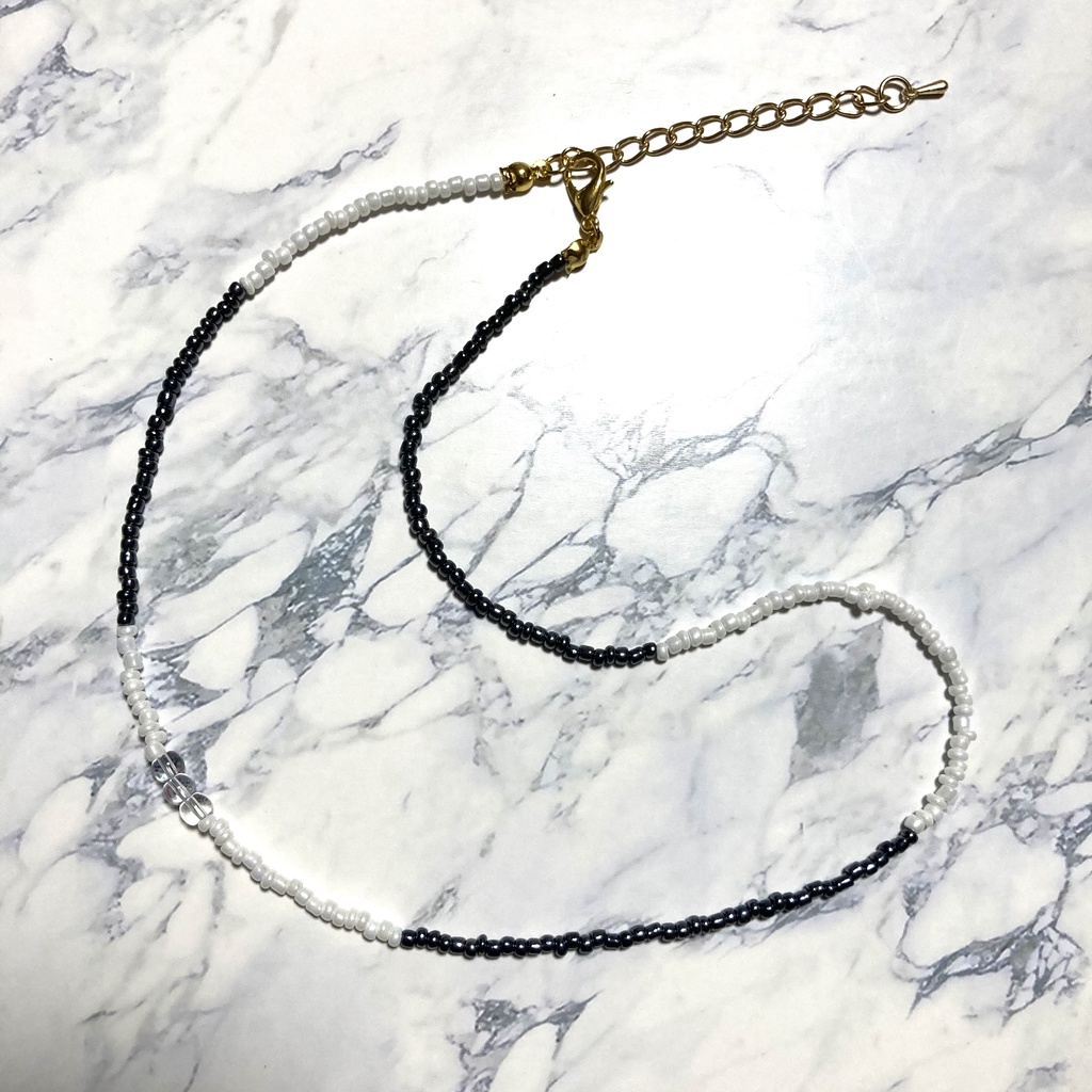 白とメタリックグレーのビーズネックレス