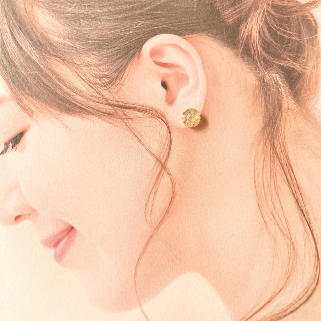 黄色シェルのシンプル丸ピアス