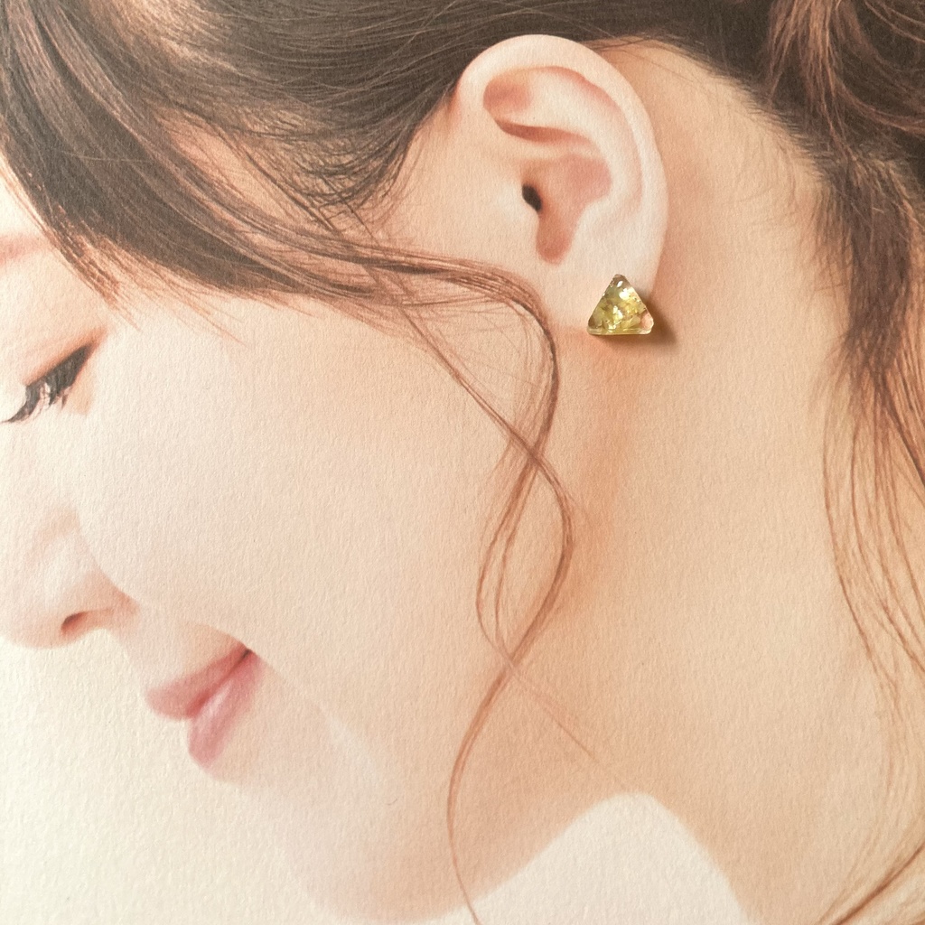 送料込み⭐︎黄色シェルの三角ピアス