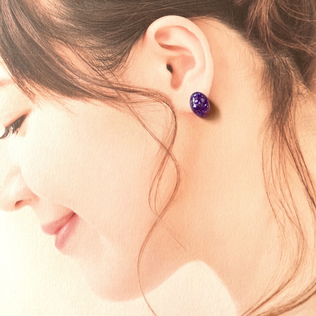 送料込み⭐︎青いシェルのぷっくりオーバルピアス