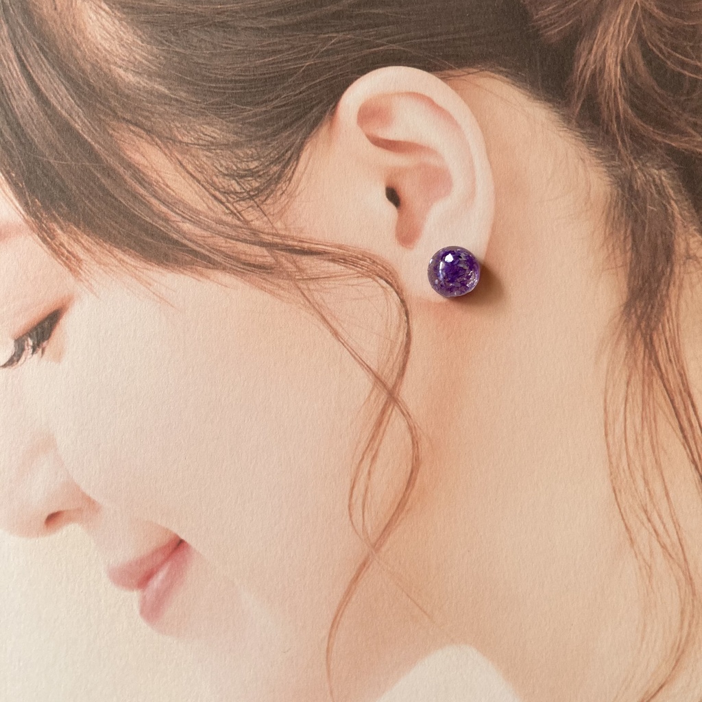 送料込み⭐︎青いシェルのぷっくりまんまるピアス