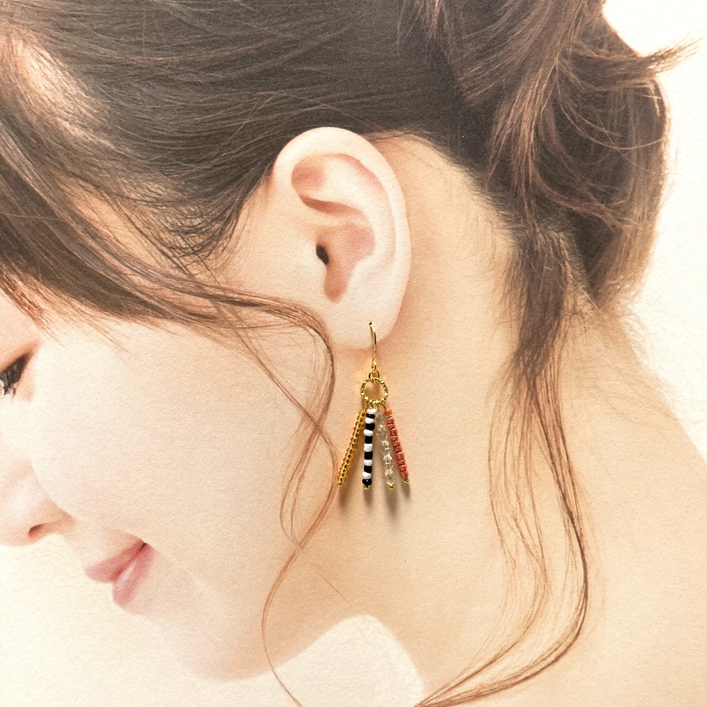 送料込み⭐︎ゴールド×赤系のビーズフリンジピアス