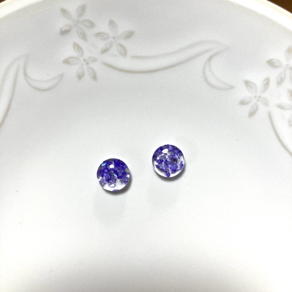 送料込み⭐︎青いシェルのシンプル丸ピアス