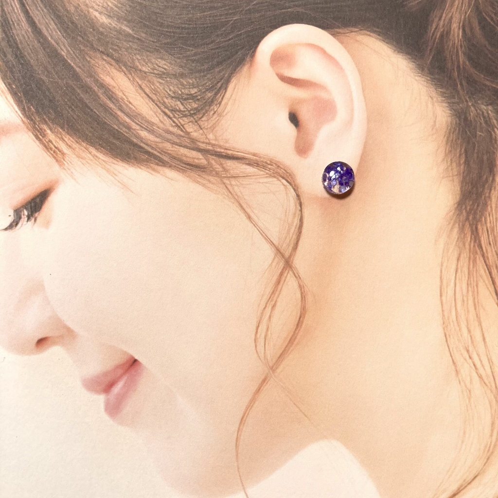 送料込み⭐︎青いシェルのシンプル丸ピアス