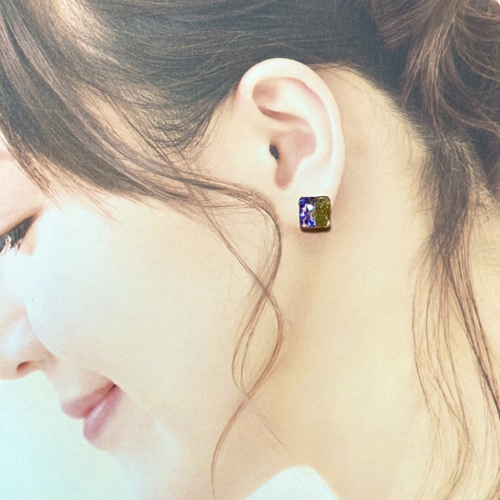 送料込み⭐︎青いシェルとゴールドラメのスクエアピアス