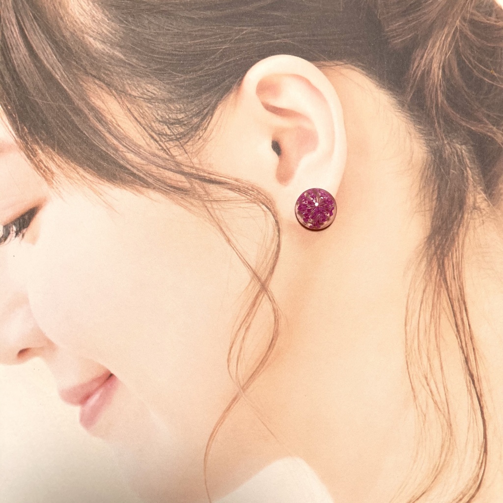 送料込み⭐︎濃いピンクのまんまるドライフラワーピアス