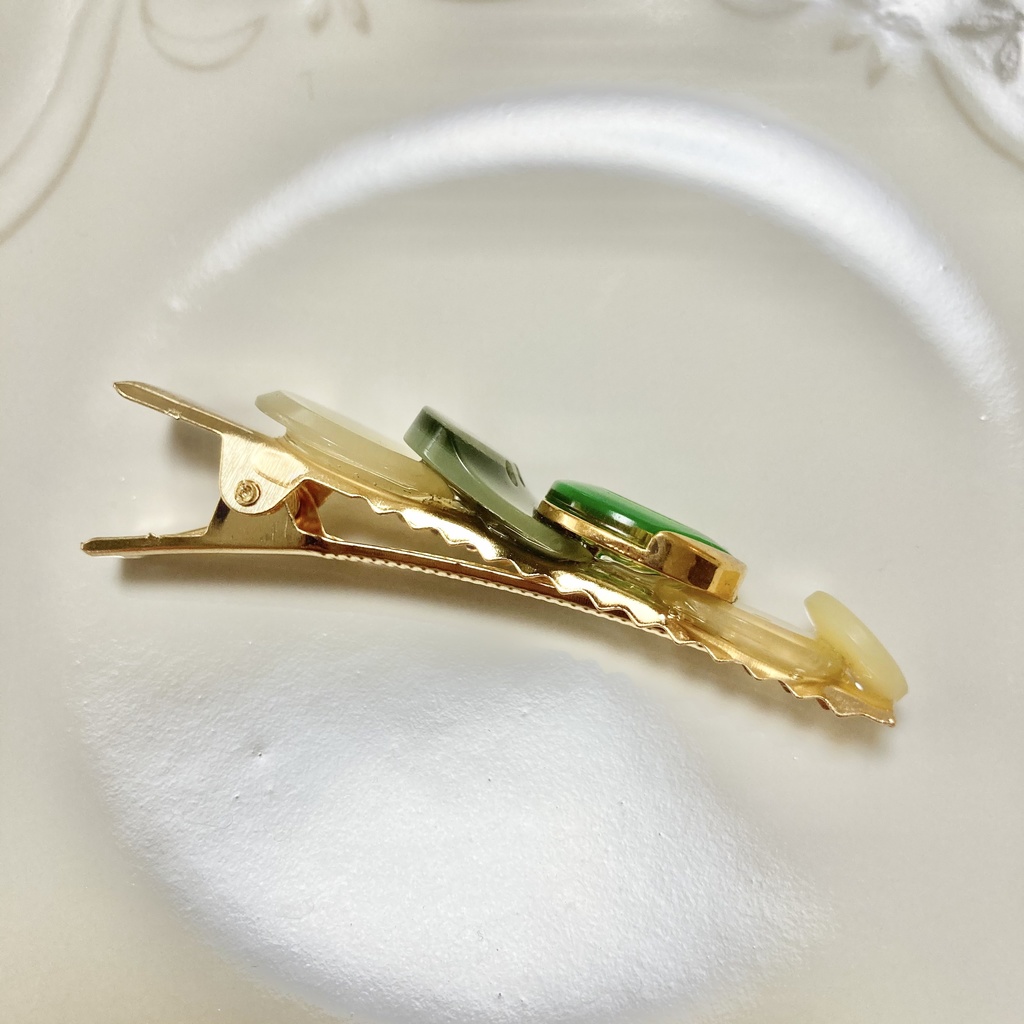 送料込み⭐︎グリーン系のボタンヘアクリップ