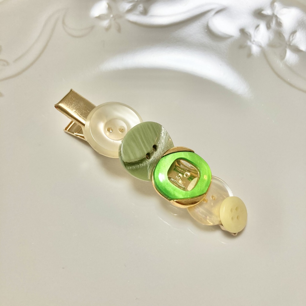 送料込み⭐︎グリーン系のボタンヘアクリップ