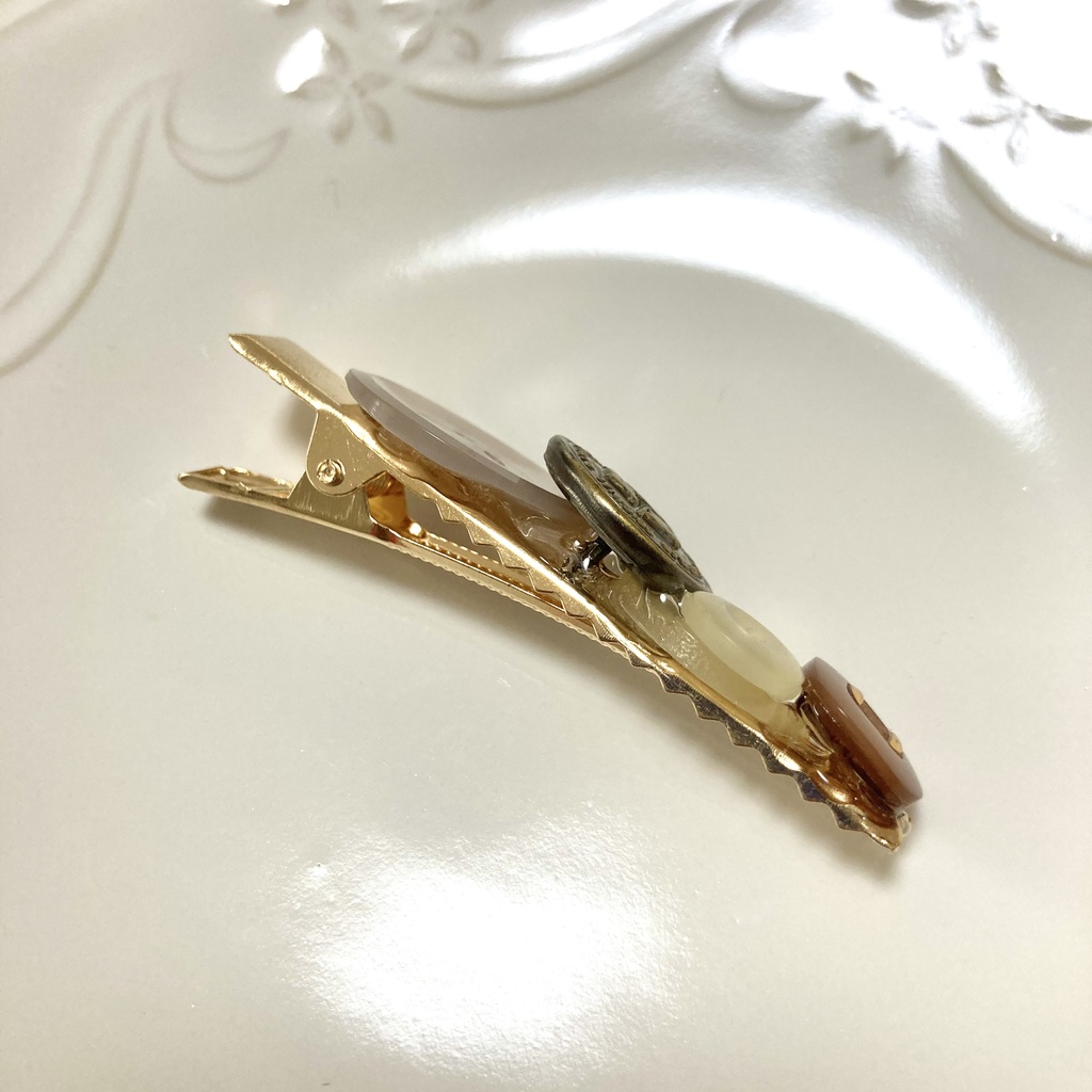 送料込み⭐︎ベージュ系のボタンヘアクリップ