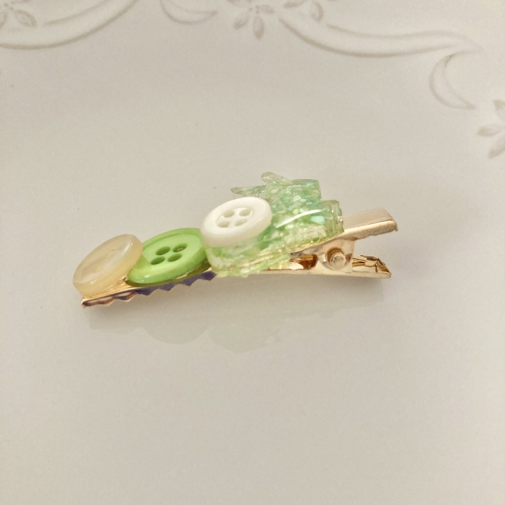 送料込み⭐︎緑のうさぎさんとボタンのミニヘアクリップ