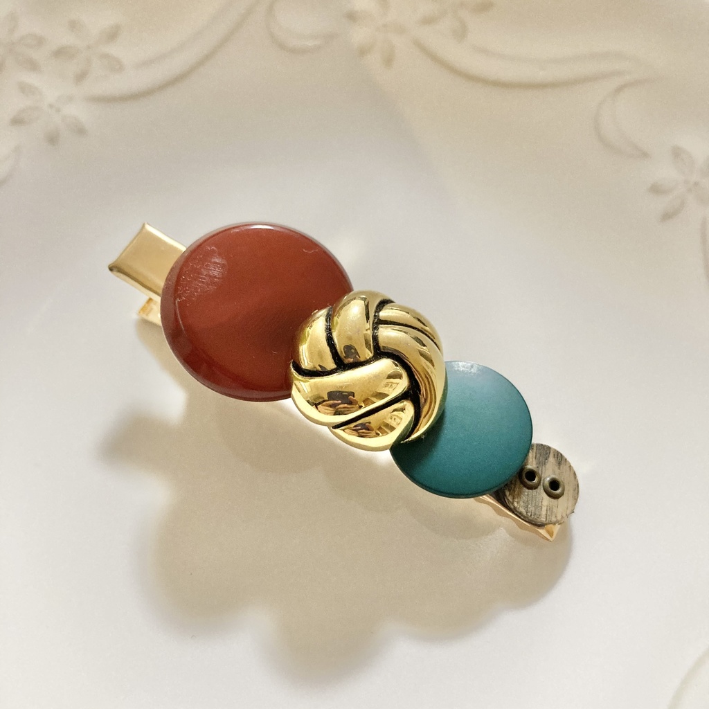 送料込み⭐︎赤と緑のボタンヘアクリップ