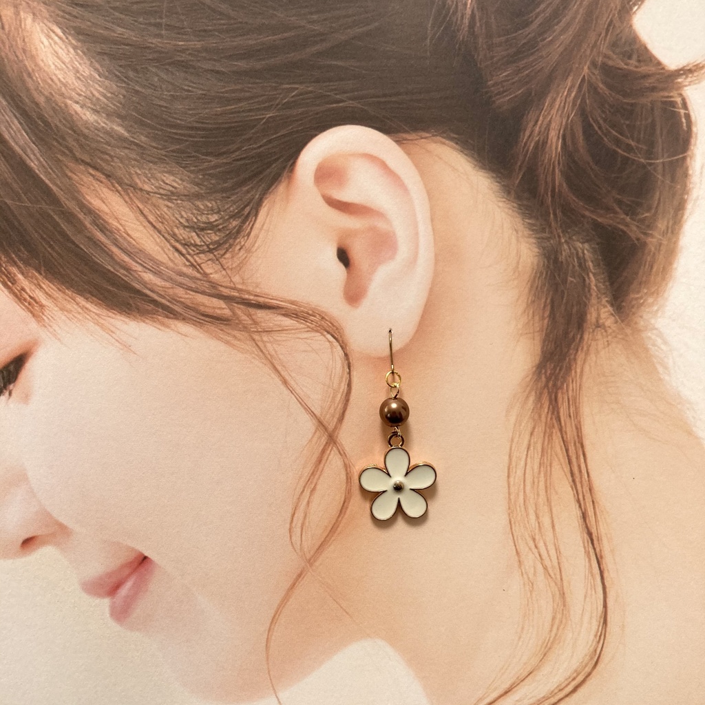 送料込み⭐︎白いお花とブラウンパールのピアス