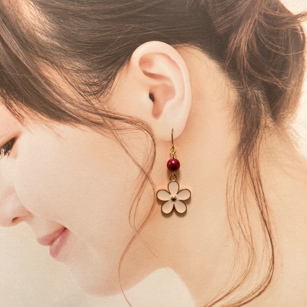 送料込み⭐︎ピンクのお花と赤いパールのピアス