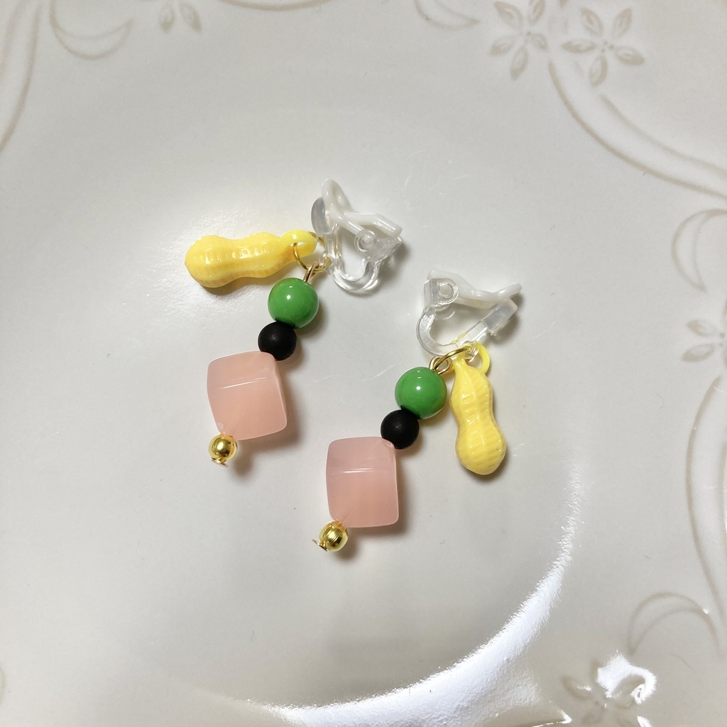 送料込み⭐︎アーニャカラーのキッズイヤリング　しかく