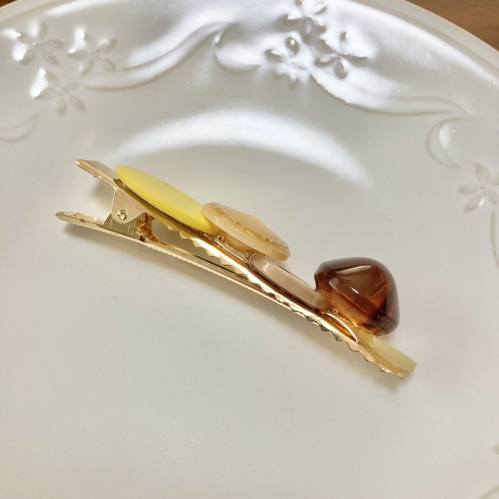 送料込み⭐︎イエロー×ブラウンのレトロボタンヘアクリップ