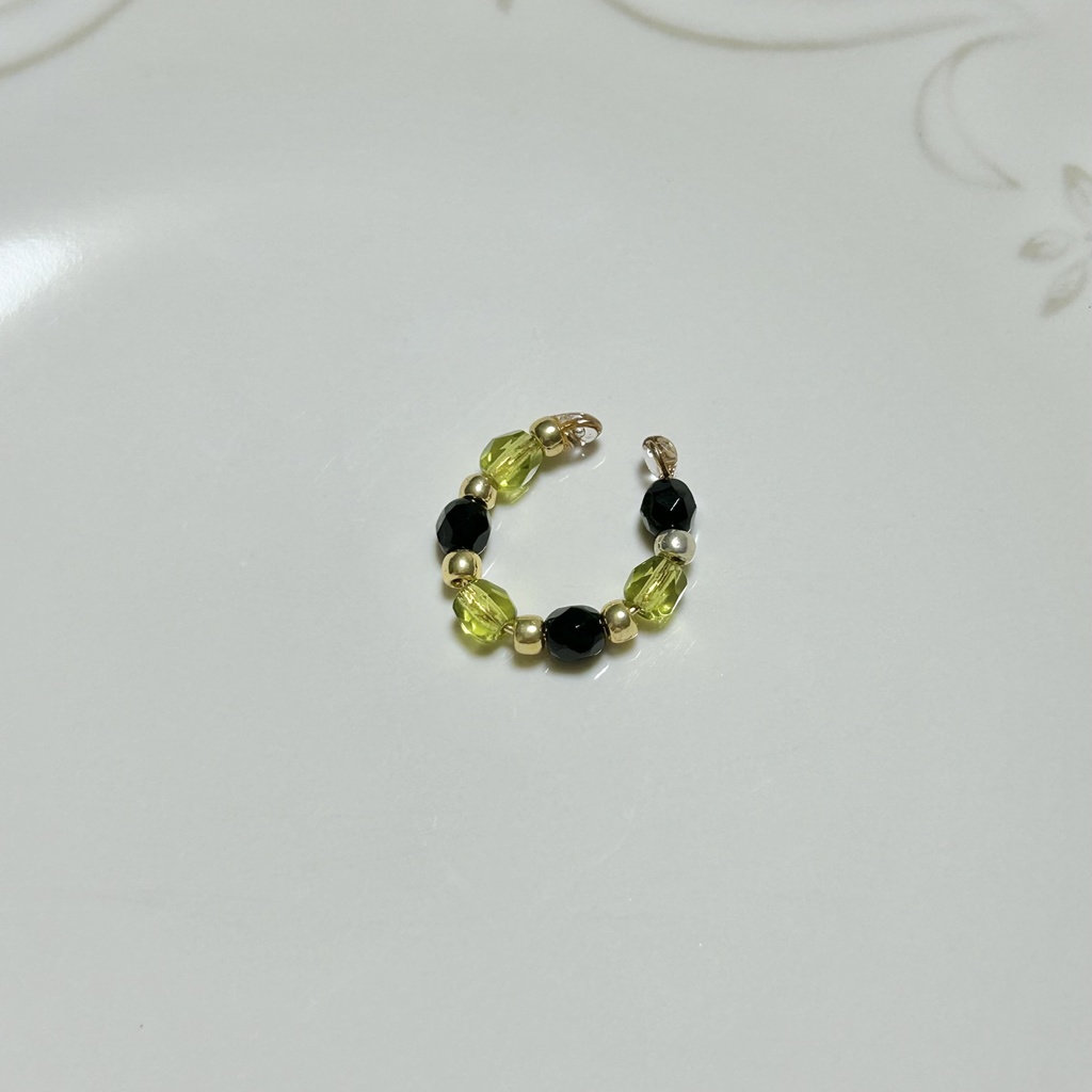 送料込み⭐︎twst 寮カラーのチェコビーズイヤーカフ