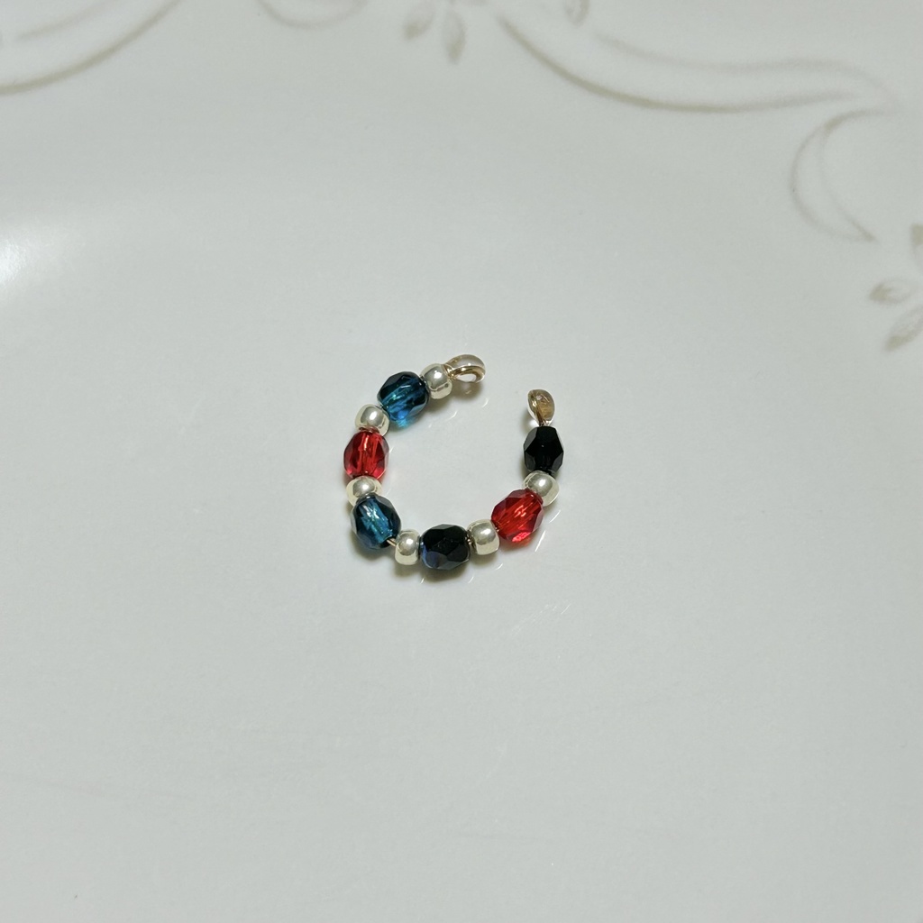 送料込み⭐︎twst 寮カラーのチェコビーズイヤーカフ