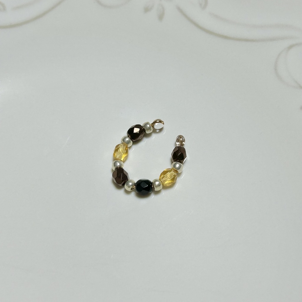 送料込み⭐︎twst 寮カラーのチェコビーズイヤーカフ