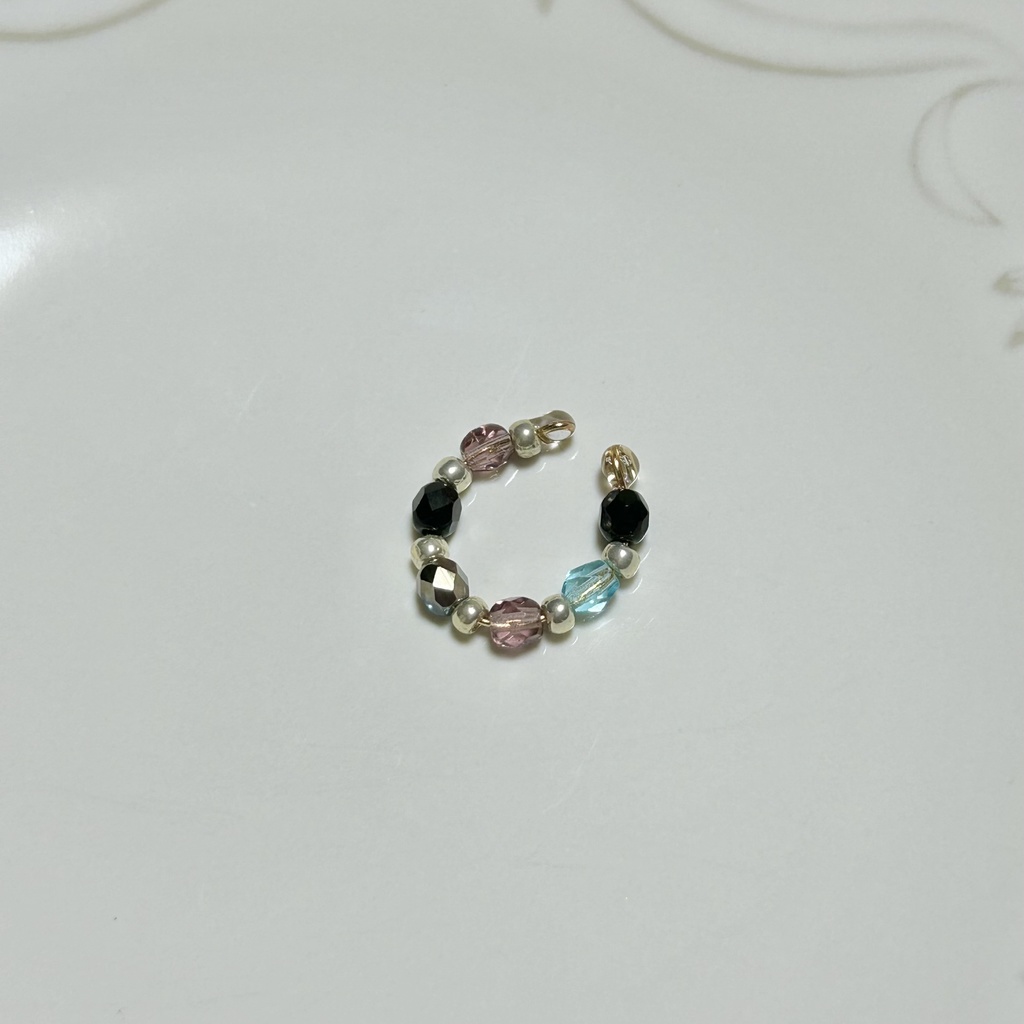 送料込み⭐︎twst 寮カラーのチェコビーズイヤーカフ