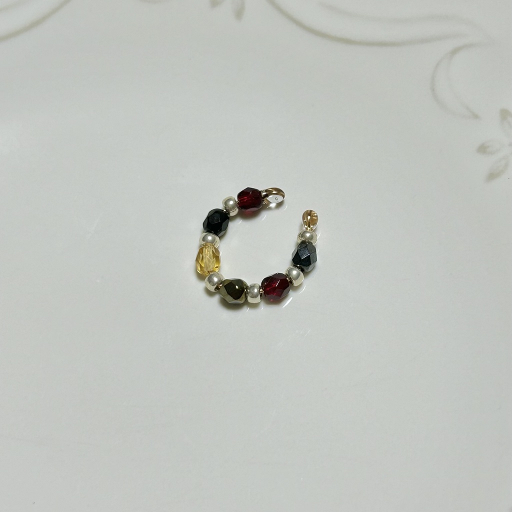 送料込み⭐︎twst 寮カラーのチェコビーズイヤーカフ