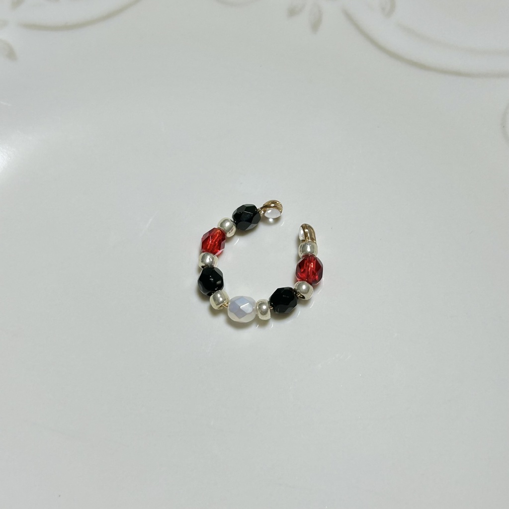 送料込み⭐︎twst 寮カラーのチェコビーズイヤーカフ