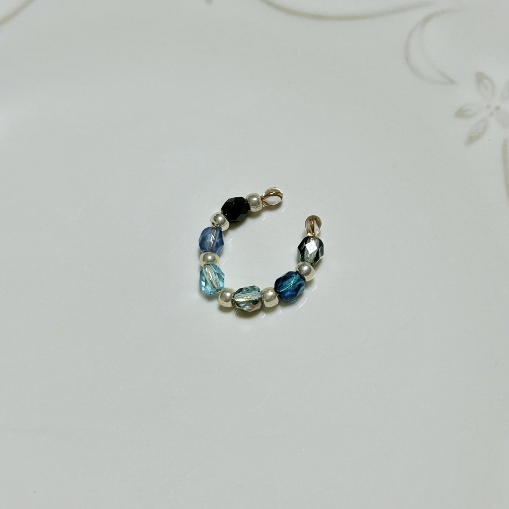 送料込み⭐︎twst 寮カラーのチェコビーズイヤーカフ