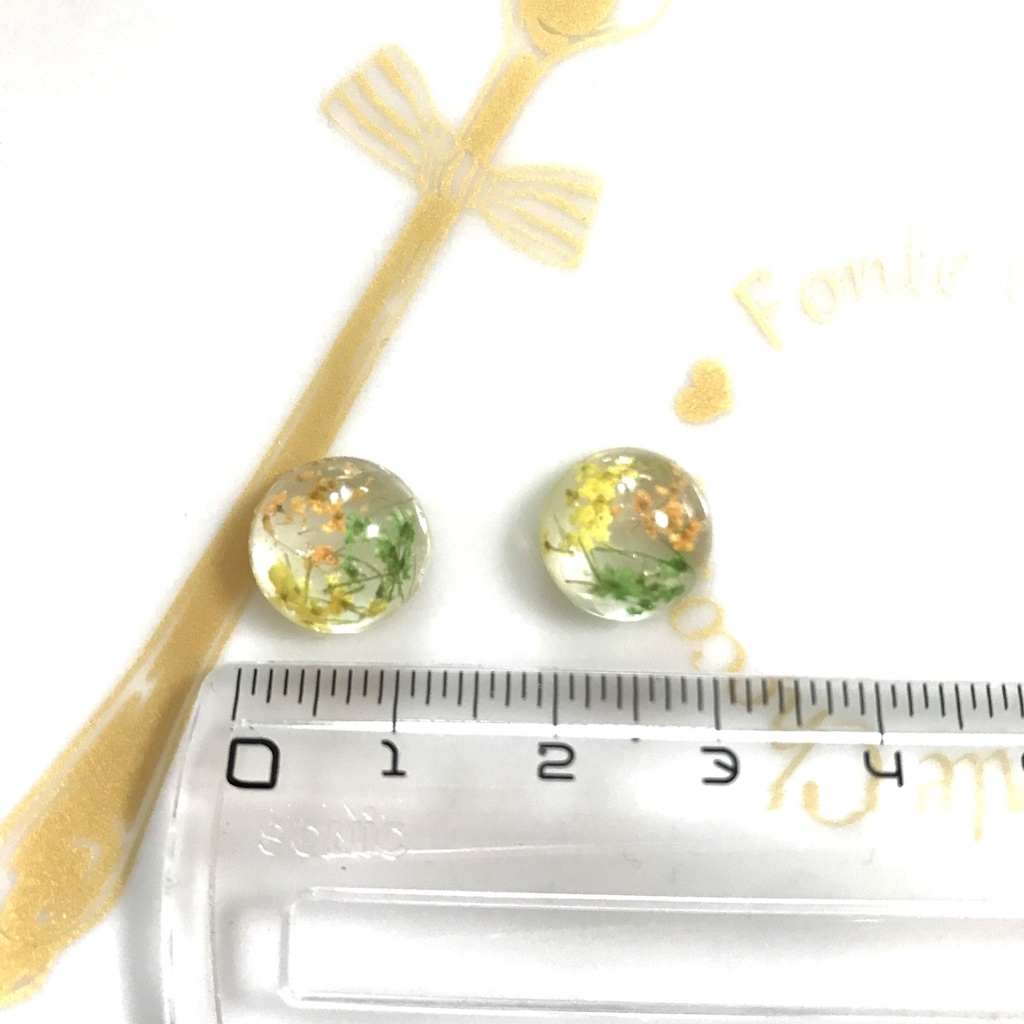 送料込み☆黄色と緑とオレンジのまんまるドライフラワーピアス